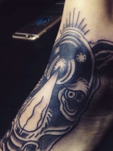 脚背个性创意的犀牛纹身刺青
