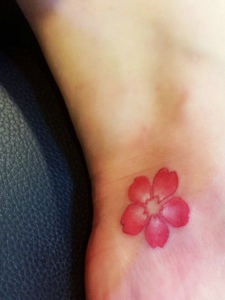 落在不起眼的脚腕小樱花纹身图片
