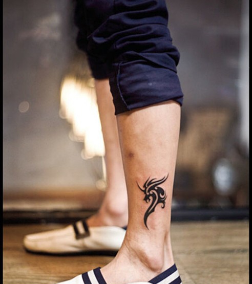 点击大图看下一张：个性的脚踝处的神秘图腾纹身