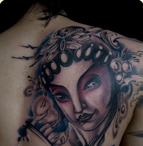 点击大图看下一张：肩部漂亮的花旦纹身图案大全