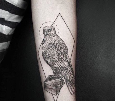 点击大图看下一张:神秘的猫头鹰手臂纹身图案大全