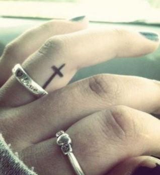点击大图看下一张：手指间的十字架小图案纹身