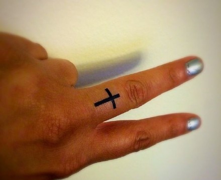 点击大图看下一张：手指间的十字架小图案纹身