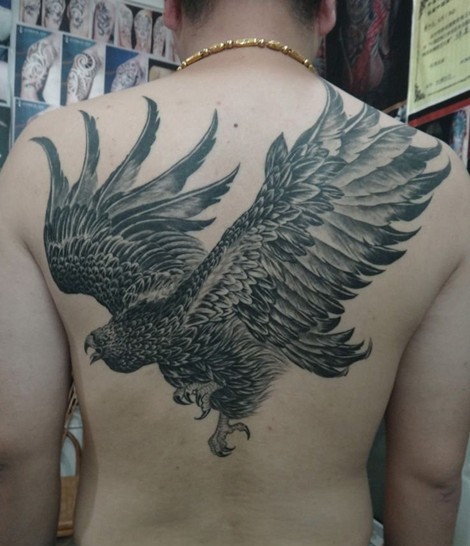点击大图看下一张：雄鹰展翅 男士背部帅气的老鹰纹身