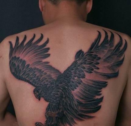 点击大图看下一张：雄鹰展翅 男士背部帅气的老鹰纹身