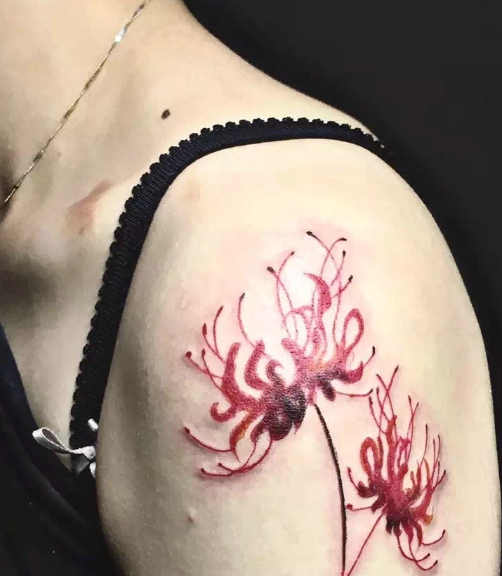 点击大图看下一张：大臂现代派的漂亮彼岸花纹身刺青