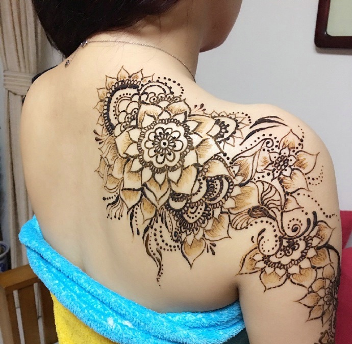 点击大图看下一张：花背配上海娜纹身刺青女人味散发