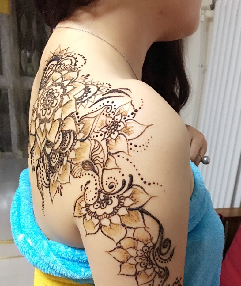 点击大图看下一张：花背配上海娜纹身刺青女人味散发