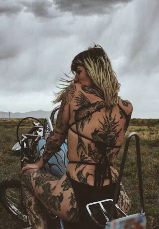 点击大图看下一张：野外的欧美女性满背个性纹身刺青
