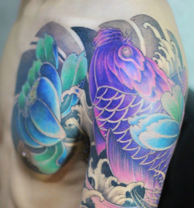 点击大图看下一张：抢眼的半甲紫色鲤鱼纹身刺青