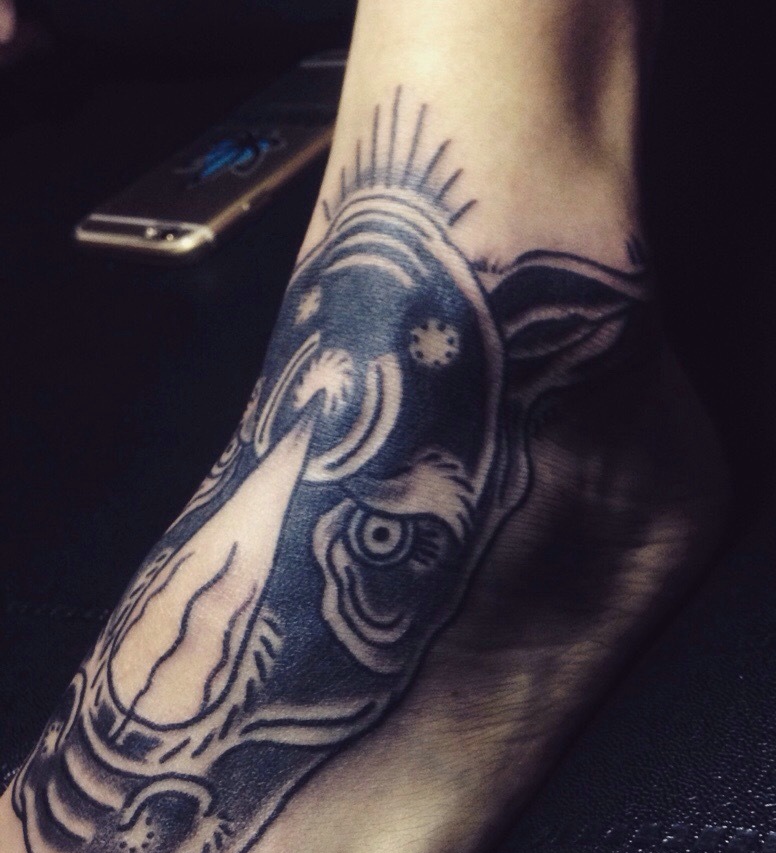 点击大图看下一张：脚背个性创意的犀牛纹身刺青