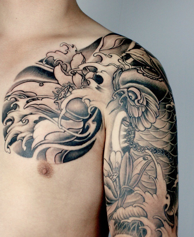 点击大图看下一张：鲤鱼与莲花的半甲黑白纹身刺青