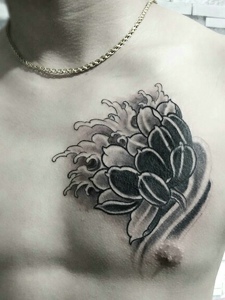男士胸前性感火辣辣的花朵纹身图片