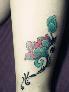 裸脚上的时尚好看的花朵纹身刺青