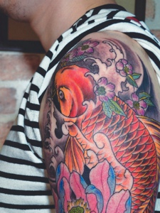 遮盖整个大臂的彩色红鲤鱼纹身刺青
