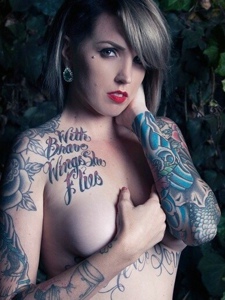 性感女性有着非常抢眼的纹身刺青
