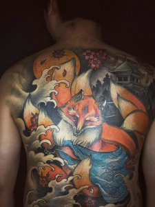 个性男士满背彩色狐狸纹身图案