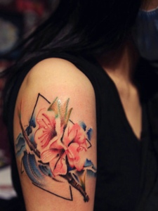 女生手臂美丽动人的花朵纹身刺青