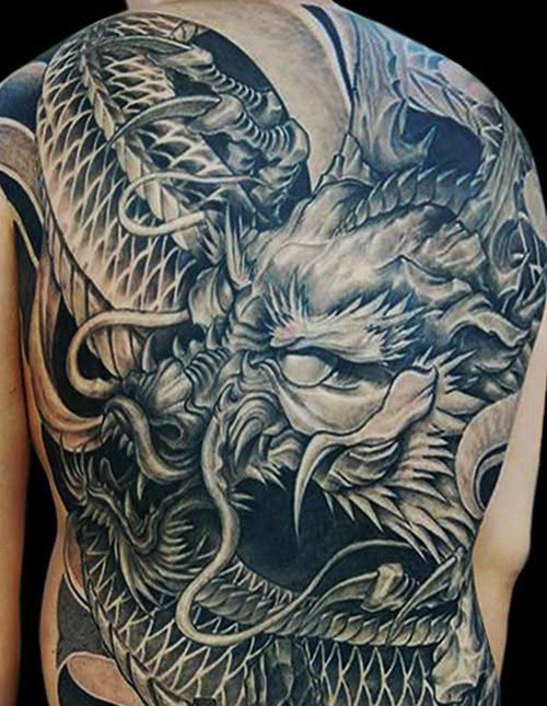 点击大图看下一张：霸气凶悍的满背龙纹身