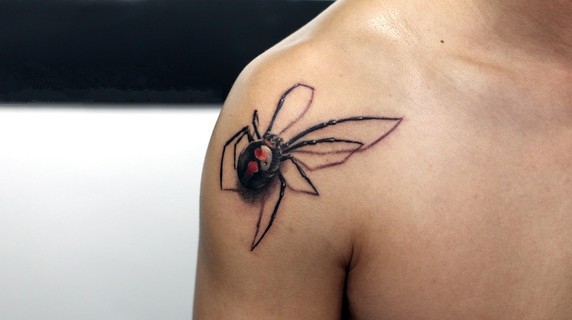 点击大图看下一张：肩部逼真写实的蜘蛛纹身