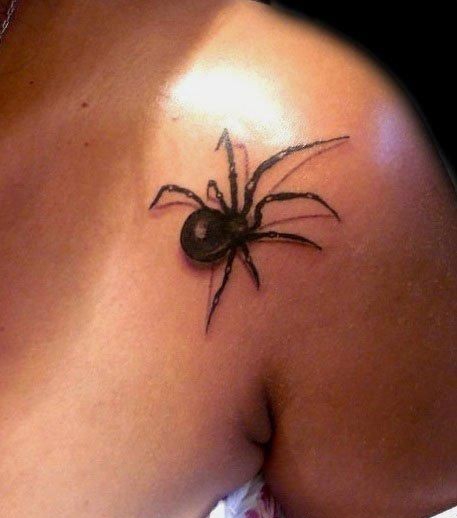 点击大图看下一张：肩部逼真写实的蜘蛛纹身