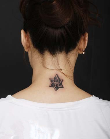 点击大图看下一张：女生颈部漂亮的六芒星纹身图案