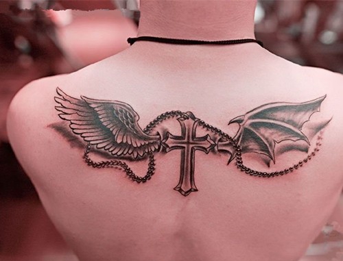 点击大图看下一张：神圣纯洁的背部翅膀纹身