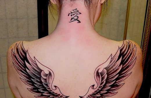 点击大图看下一张：神圣纯洁的背部翅膀纹身