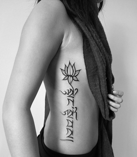 点击大图看下一张:时尚的腰部梵文纹身