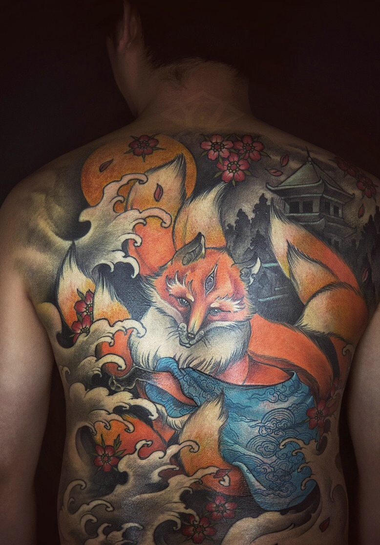 点击大图看下一张：个性男士满背彩色狐狸纹身图案