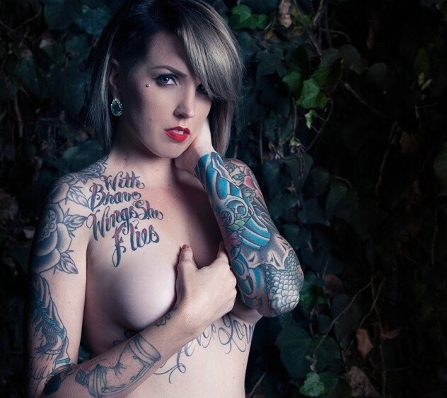 点击大图看下一张：性感女性有着非常抢眼的纹身刺青