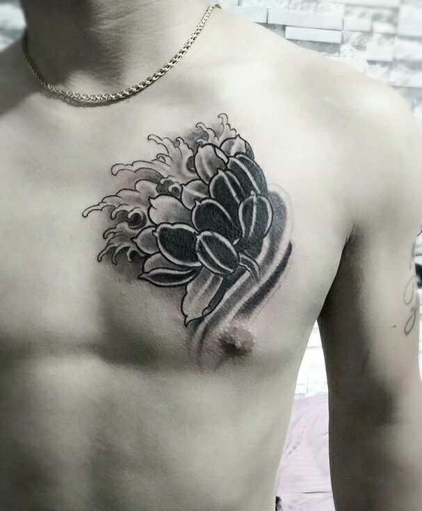 点击大图看下一张：男士胸前性感火辣辣的花朵纹身图片