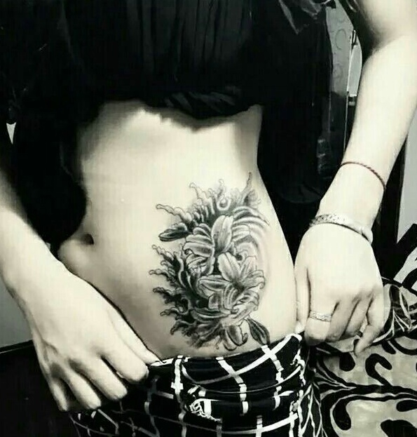 点击大图看下一张：适合女生的腰部一小部分的纹身图片