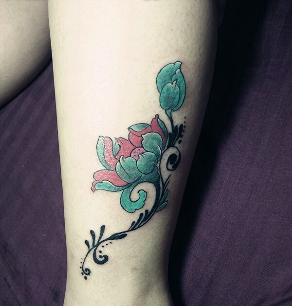 点击大图看下一张：裸脚上的时尚好看的花朵纹身刺青