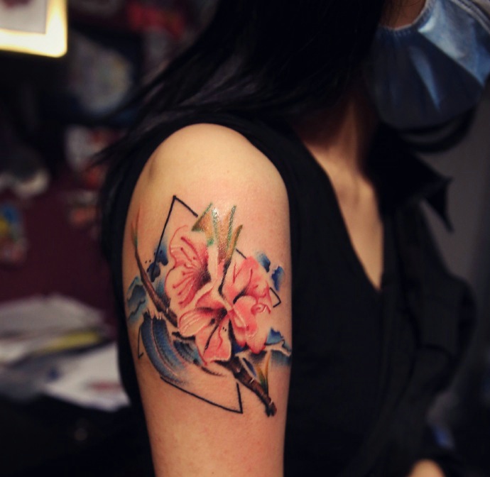 点击大图看下一张：女生手臂美丽动人的花朵纹身刺青