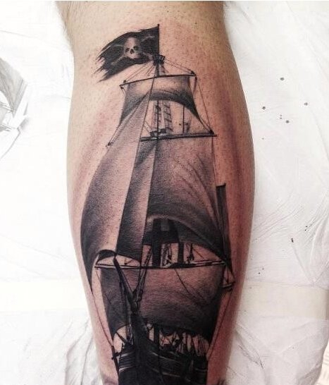 点击大图看下一张：个性的腿部帆船纹身