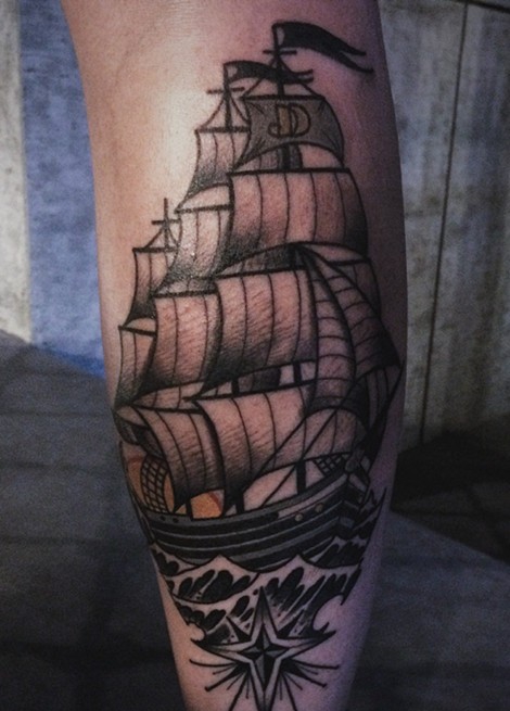 点击大图看下一张：个性的腿部帆船纹身