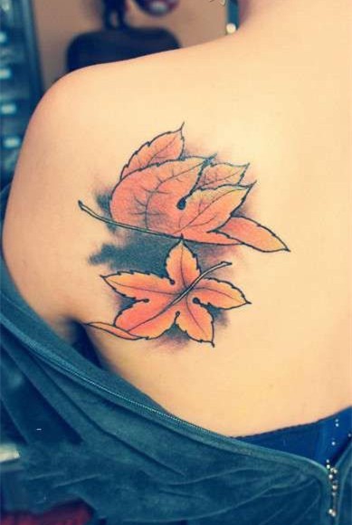 点击大图看下一张:肩部时尚好看的枫叶纹身