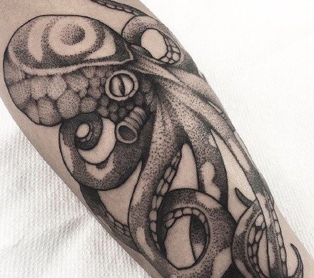 点击大图看下一张：酷炫帅气的章鱼纹身