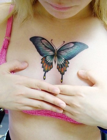 点击大图看下一张：性感又唯美胸部翩翩起舞的蝴蝶纹身图案大全