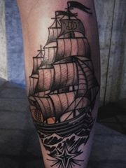 个性的腿部帆船纹身