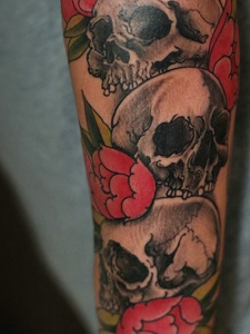 花朵配骷髅的个性花臂纹身刺青