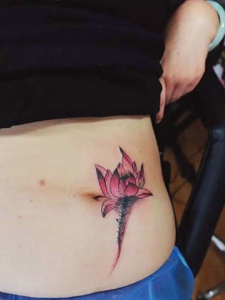 女生肚脐边的一朵花朵纹身图片