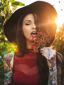 阳光下的时尚女生双花臂纹身刺青