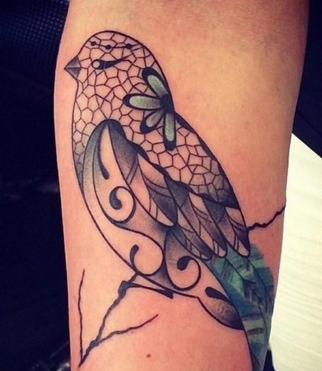 点击大图看下一张:分享一组手臂上的小鸟纹身