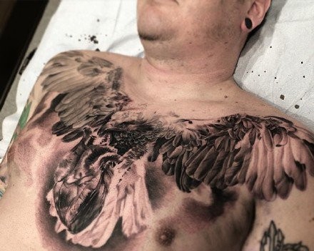 点击大图看下一张：男士前胸部个性十足的翅膀纹身