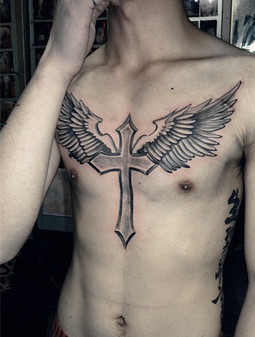点击大图看下一张：男士前胸部个性十足的翅膀纹身