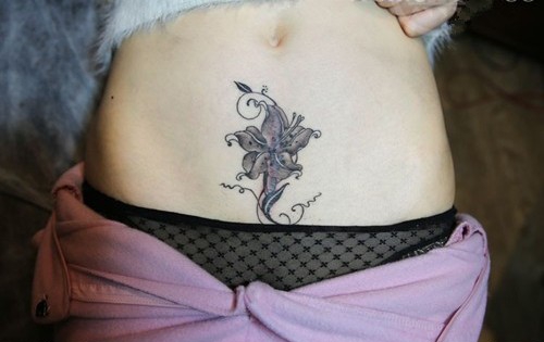 点击大图看下一张：女士腰腹部性感的纹身图案