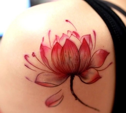 点击大图看下一张：色彩鲜艳的背部花朵纹身