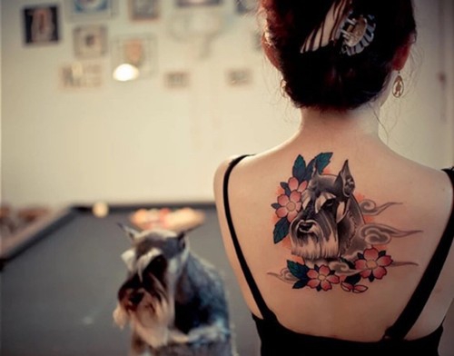 点击大图看下一张:色彩鲜艳的背部花朵纹身